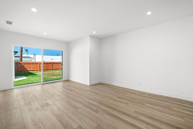 Building Photo - Stunning Fully Renovated 2 Bedroom 2 Bathroom Home