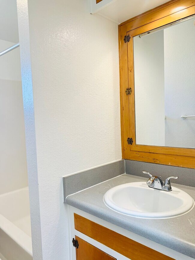 Building Photo - IS4