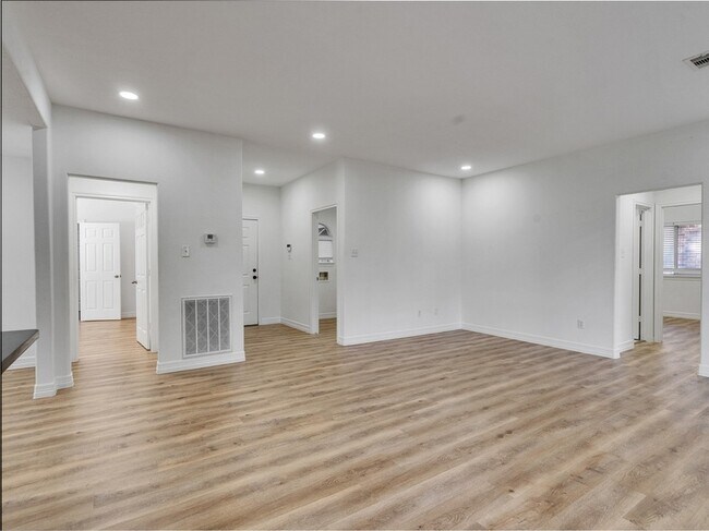Building Photo - 206 Doncaster