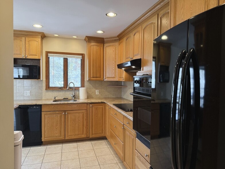 Building Photo - 37 South Ln