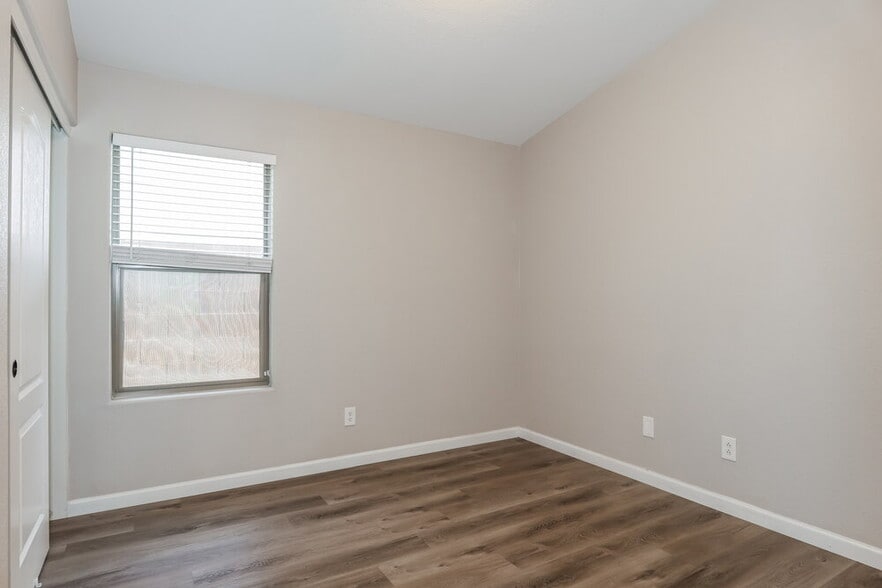 Building Photo - 8026 S 48th Dr