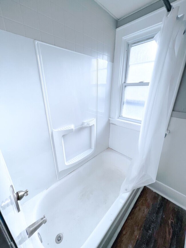 Building Photo - 25 Rosalind St