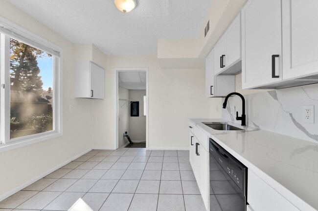 Building Photo - 22100 Revere St