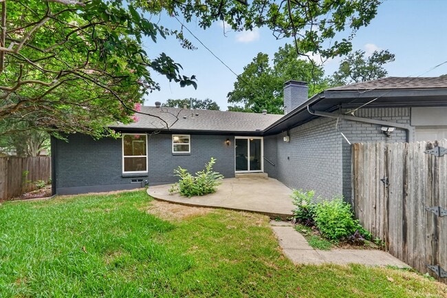 Building Photo - 1104 Westwood Dr