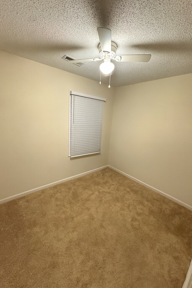 Building Photo - Sparrow Rd Chesapeake