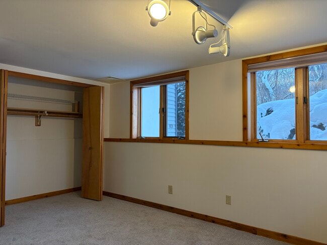 Building Photo - 6526 Bettys Ln