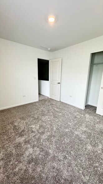 Building Photo - 25631 W Yorkshire Dr