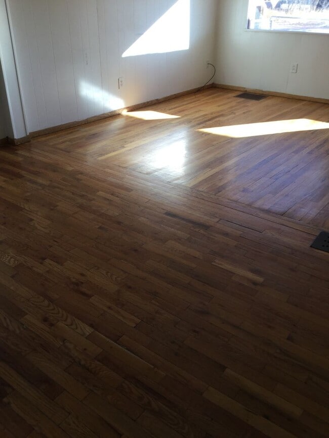 Building Photo - 3 bedroom 1 bath with large garage and shop