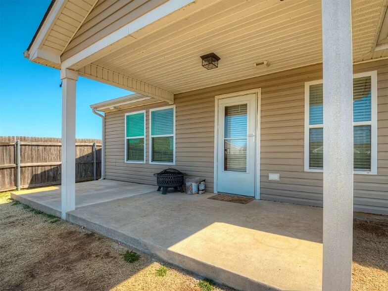 Building Photo - 1113 SW 152nd Pl