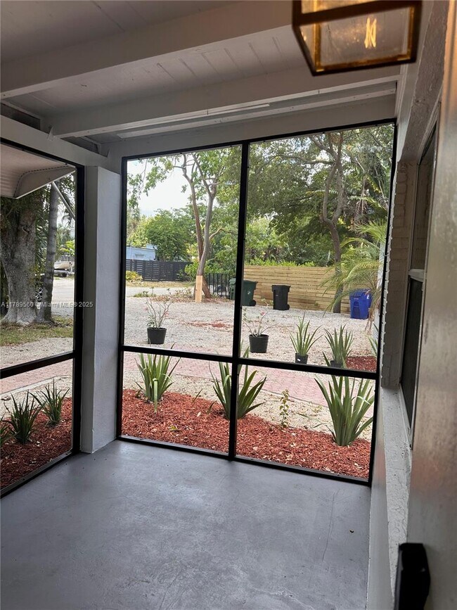 Building Photo - 1733 SW 13th St