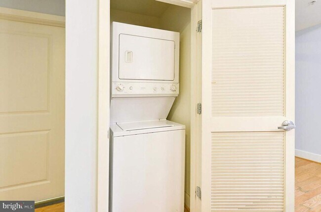 Building Photo - 1br 1 ba condo, Cityline at Tenley Condomi...