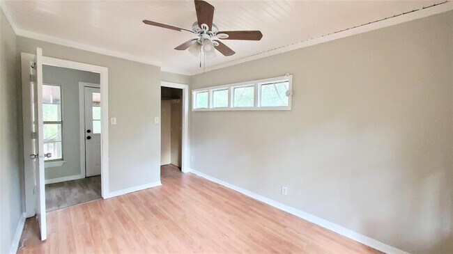 Building Photo - 5816 Pinehurst Dr
