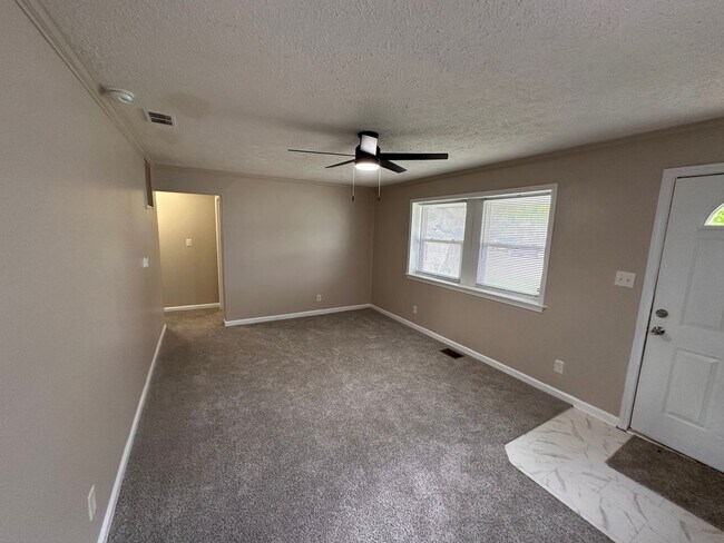 Building Photo - 4 bed 2 full bath home located in very desirable Irvington.