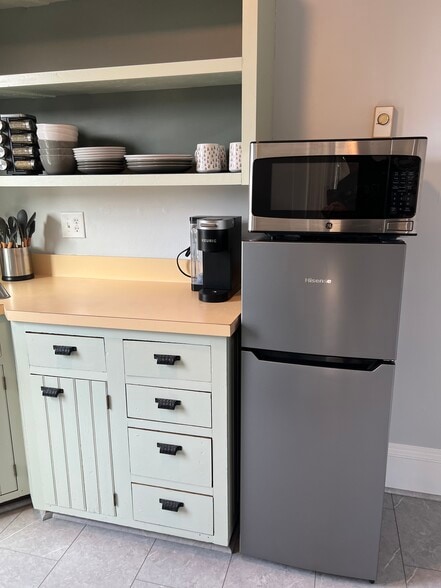Studio mini fridge/microwave - 283 Union St