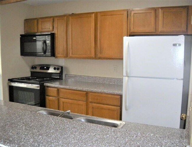 Building Photo - 704 W 21st St