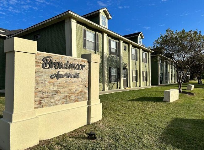 Building Photo - 1511 Broadmoor Dr
