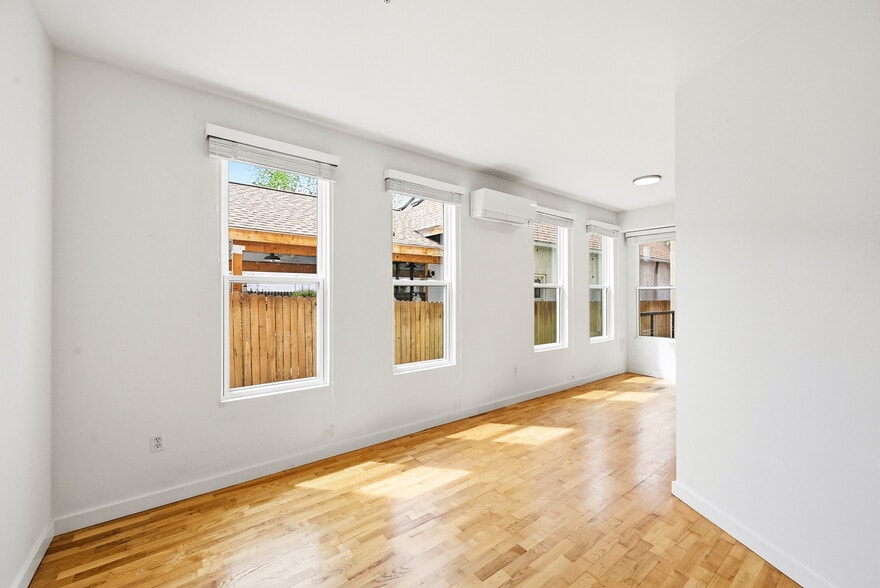 Building Photo - 2422 Tremont Pl