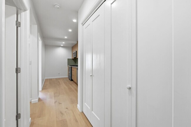 Building Photo - 1221 Waller St