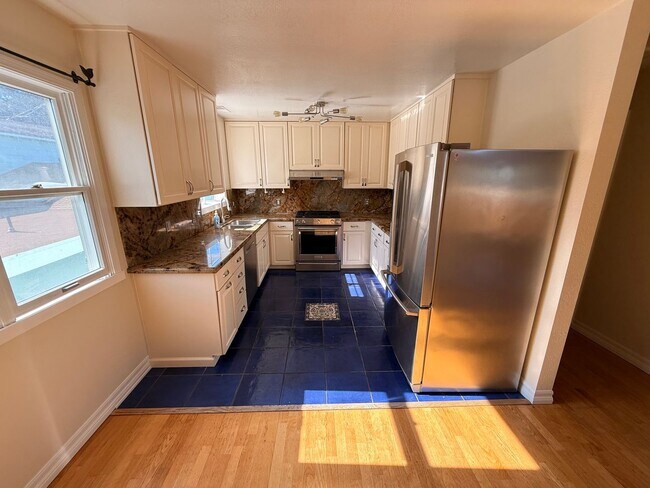 Building Photo - 4013-4015 Beresford Street