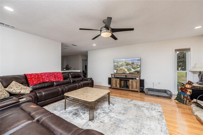 Building Photo - 22481 Southshore Dr