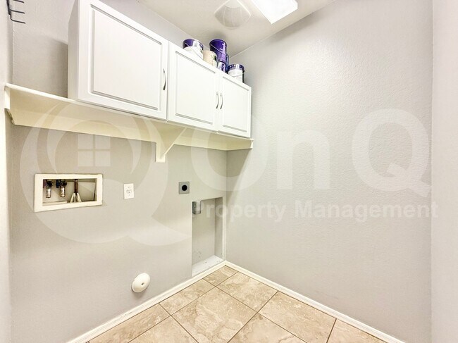 Building Photo - 1032 E Daniella Dr