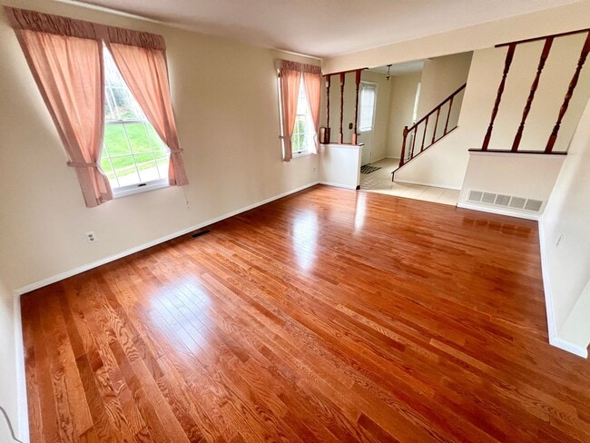 Building Photo - Beautiful Home - 3 Bedroom 2.5 Bathroom - ...