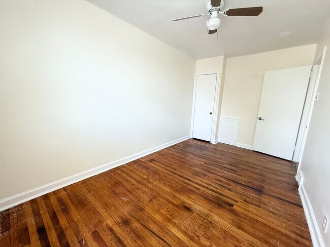 Building Photo - Gorgeous 3-Bed Townhome in Lawncrest! Available NOW!
