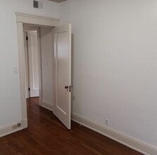 Building Photo - "Charming 2-Bedroom Retreat with Spacious Living in Cleveland Heights – 1243 Sq Ft of Comfort!"