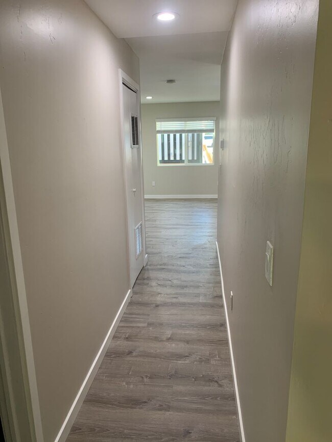 Building Photo - Nice 3 bedroom unit with Pool!  (Lease out, pending signatures. Check back in a few days!)
