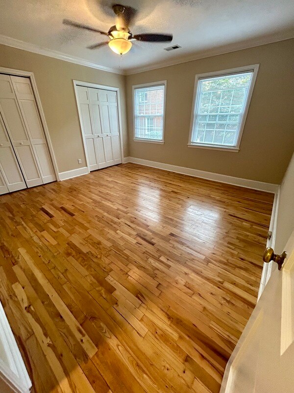 Building Photo - 204 N Laurel Ave