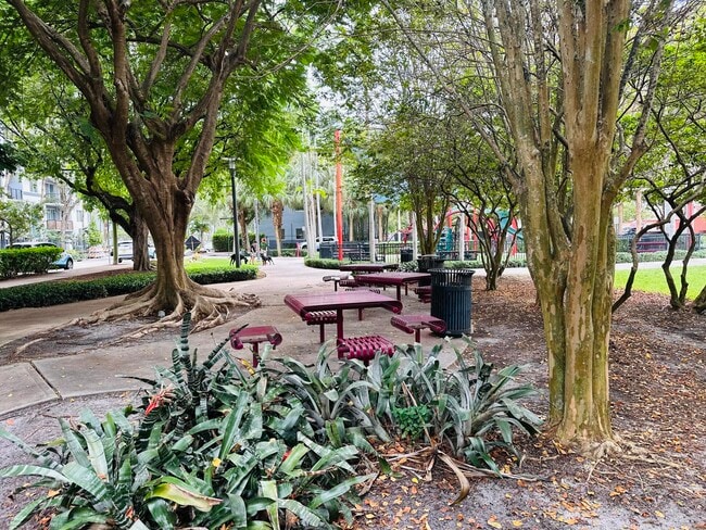 Building Photo - 533 NE 3rd Ave