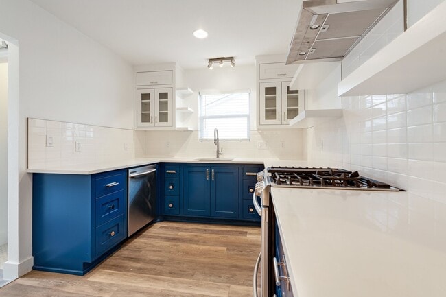 Building Photo - 2018 Remodeled 3 bed / 2 bath - wood / tile floors, fenced yard. Hyde Park / Downtown