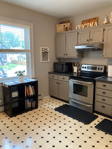 Building Photo - 593 Laurel Ave