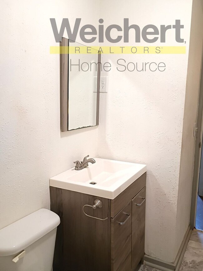 Building Photo - Charming 3-Bed Home with Fenced Yard and C...
