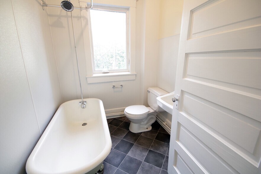 upstairs bathroom - 728 S Pugh St