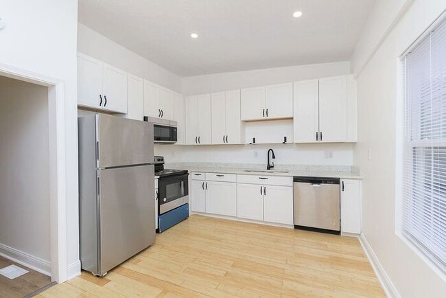 Building Photo - Charming Remodeled 2 Bedroom 1 Bath Near Fountain Square!