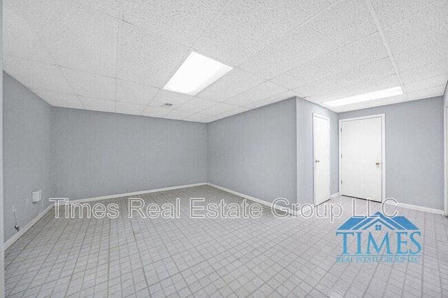 Building Photo - 220 Westridge Pl N
