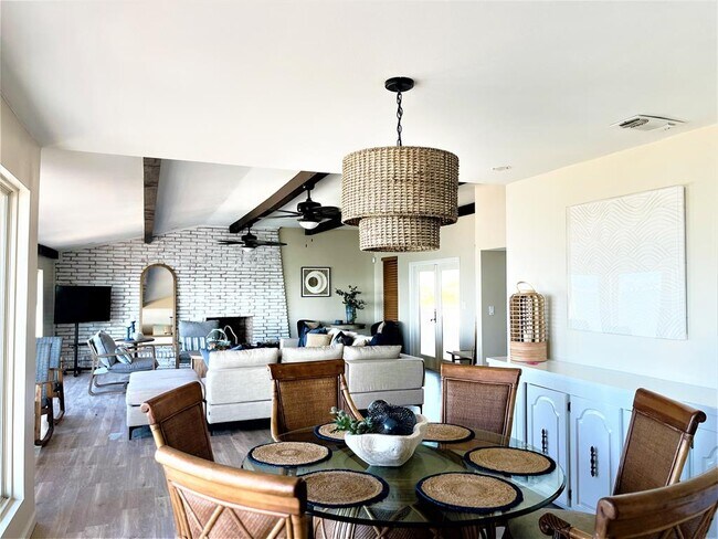 Building Photo - 602 N Shore Dr E