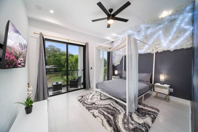 Building Photo - 601 NE 16th Ave