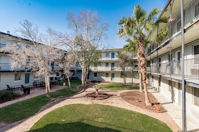 Building Photo - 2 Bedroom Downstairs condo available Now N...