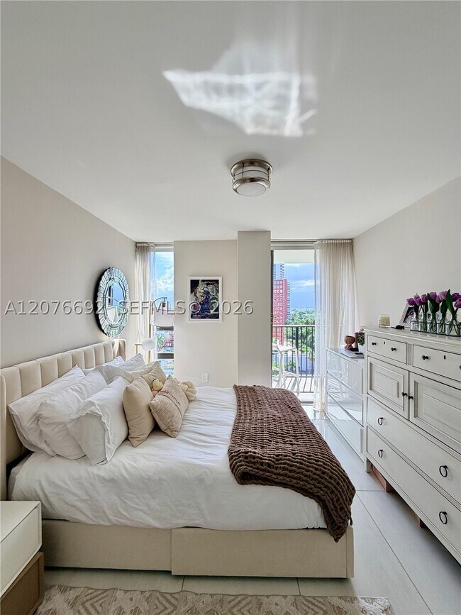 Building Photo - 1450 Brickell Bay Dr