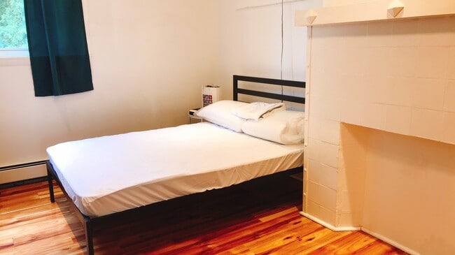 Building Photo - 5818 Hobart St