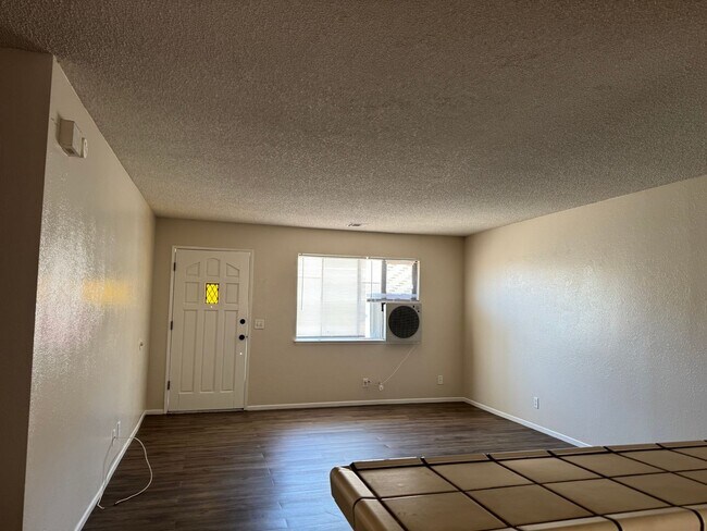 Building Photo - Apple Valley- Four Plex- 2 Bedrooms, 2 Bat...