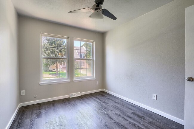 Building Photo - 13204 E Linvale Pl