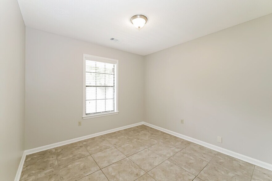 Building Photo - 2694 Lakeside Dr