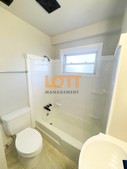 Building Photo - 2404 E Lee Rd