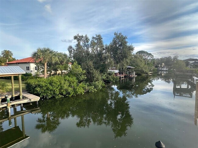 Building Photo - 2610 S Dundee St