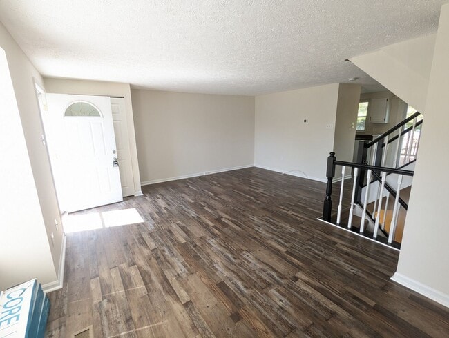 Building Photo - 3 level townhouse in established Frederick neighborhood available now!
