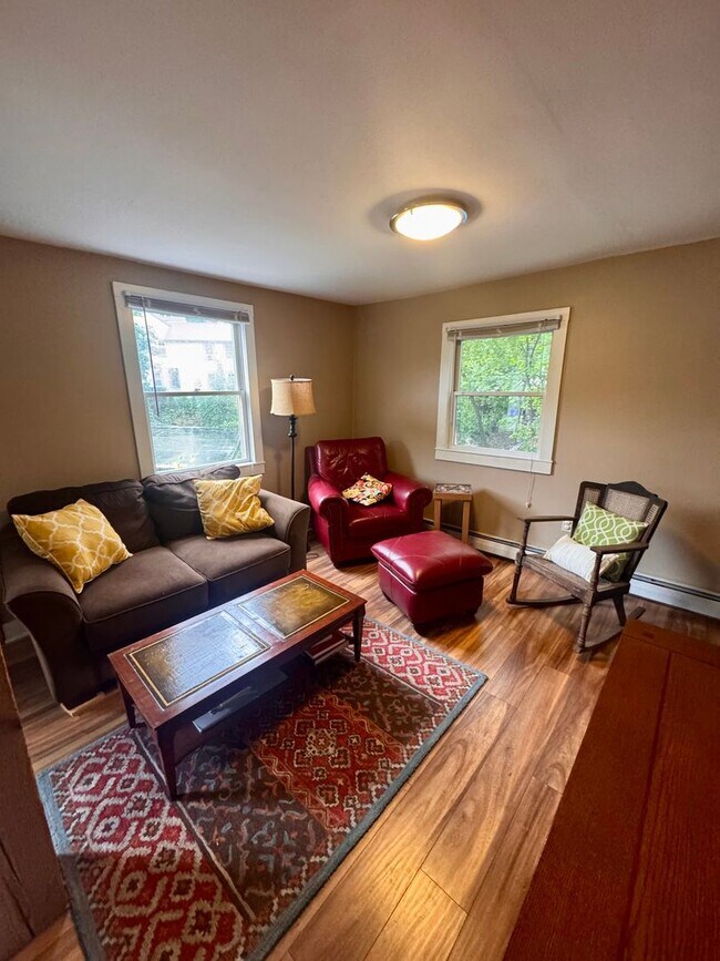 Building Photo - Spacious 3-Bedroom| Downtown Newnarket| Available NOW!
