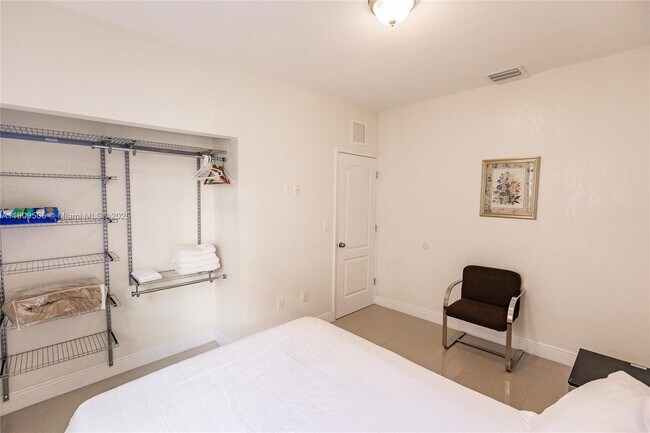 Building Photo - 518 SW 15th Ave